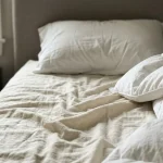 Vieglas pamošanās noslēpums slēpjas viedtālruņa nelietošanā uz vēdera. vieglas-pamosanas-noslepums-slepjas-viedtalruna-nelietosana-uz-vedera.webp.webp